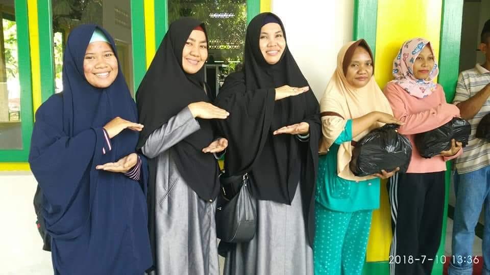 Baznas Bone Salurkan Zakat ke Koban Banjir di Lea