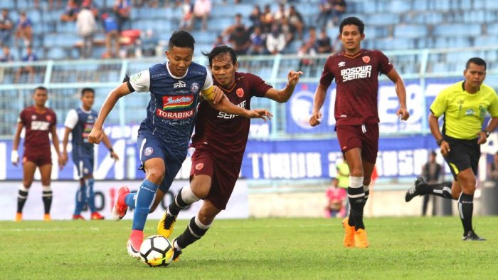 bek-arema-fc-arthur-cunha-berebut-bola-dengan-striker-psm-makasar-m-rahmat_20181014_132958.jpg