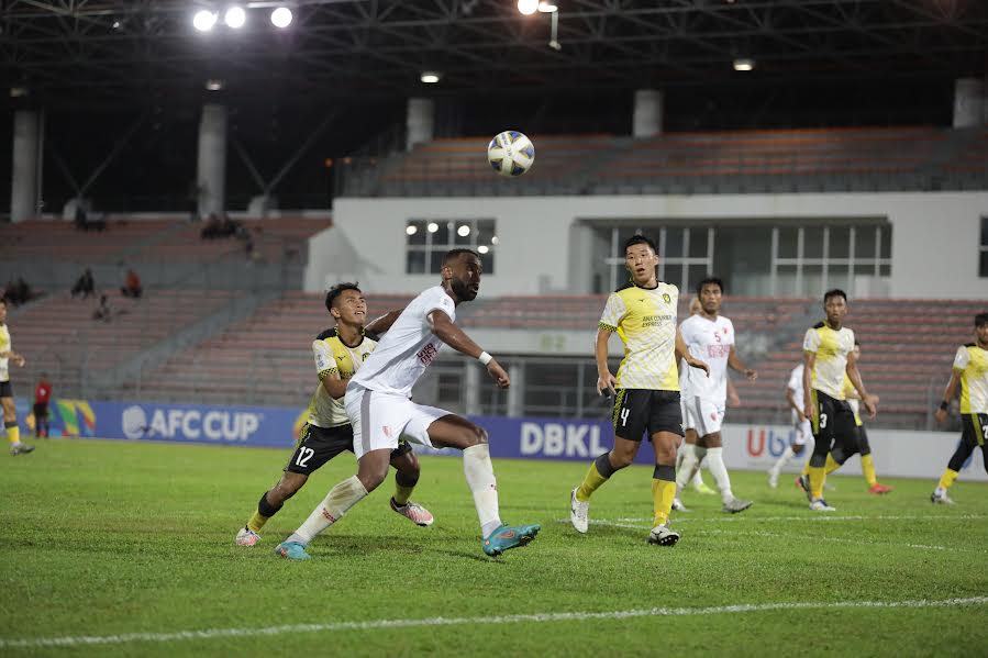 bek-psm-yuran-fernandes-saat-perebutan-bola-dengan-pemain-tampines-rovers.jpg