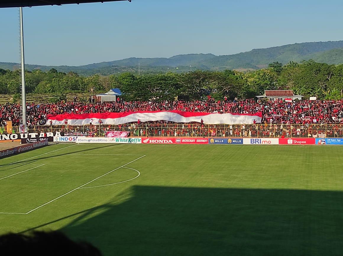 bendera-merah-putih-saat-kick-off-PSM-Makassar-Vs-Arema-Fc-di-Stadion-Gelora-BJ-Habibie.jpg