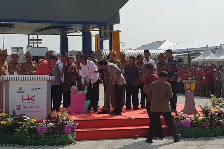 berani-terobos-paspamres-seorang-wanita-naik-ke-panggung-jokowi-dan-minta-hal-ini-ke-presiden.jpg