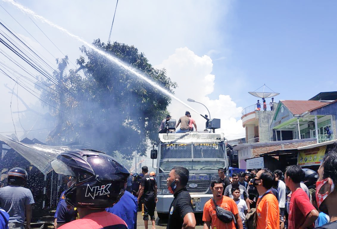 Si Jago Merah Lalap Lima Rumah Warga di Jl Mangga Pasar Lama Mamuju