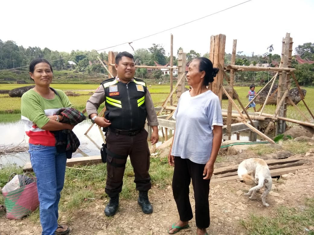 bhabinkamtibmas-polsek-sanggalangi-polres-toraja-utara-bripka-markus-noti-edukasi-warga.jpg