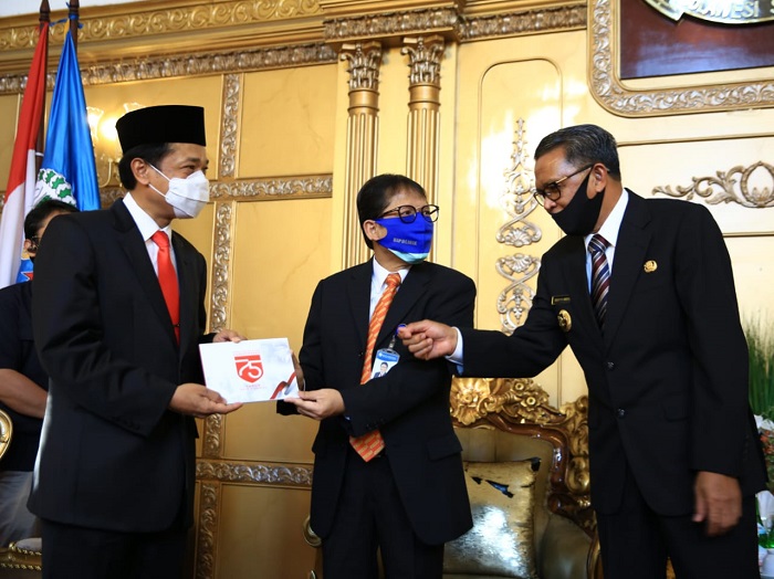 bi-menyerahkan-upk-75-kepada-gubernur-sulawesi-selatan-dan-juga-pj-wali-kota-makassar.jpg