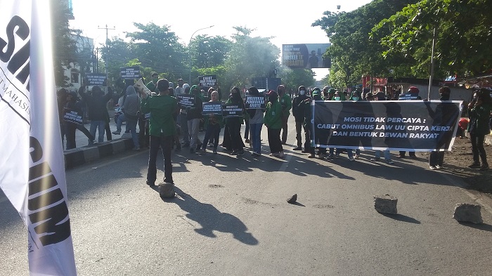 blokade-jalan-oleh-pengunjuk-rasa-di-jl-sultan-alauddin-makassar-selasa-20102020-sore.jpg