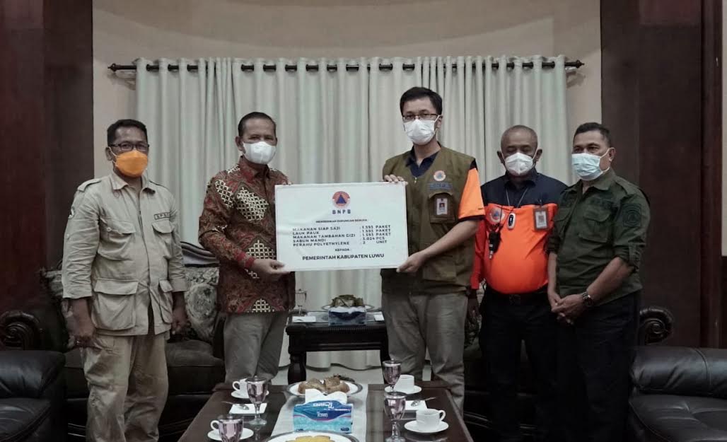 bnpb-menyerahkan-bantuan-untuk-korban-banjir-dan-tanah-longsor-di-walmas.jpg