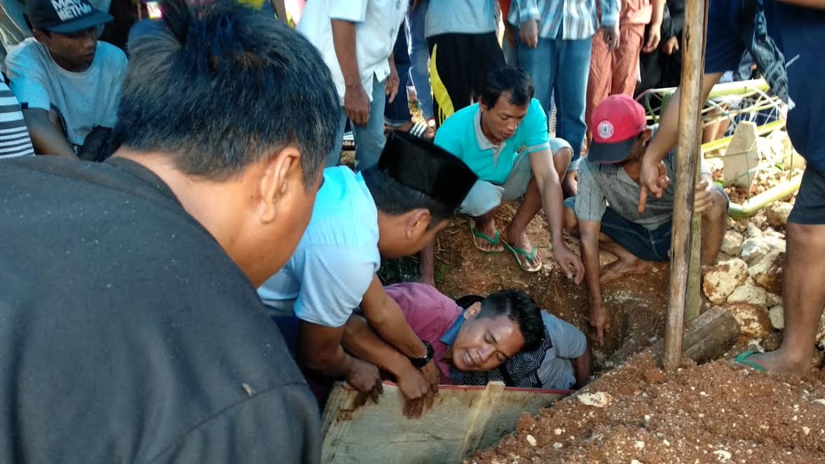 Dua Korban KMP Lestari Maju Dikebumikan di Ulaweng Bone