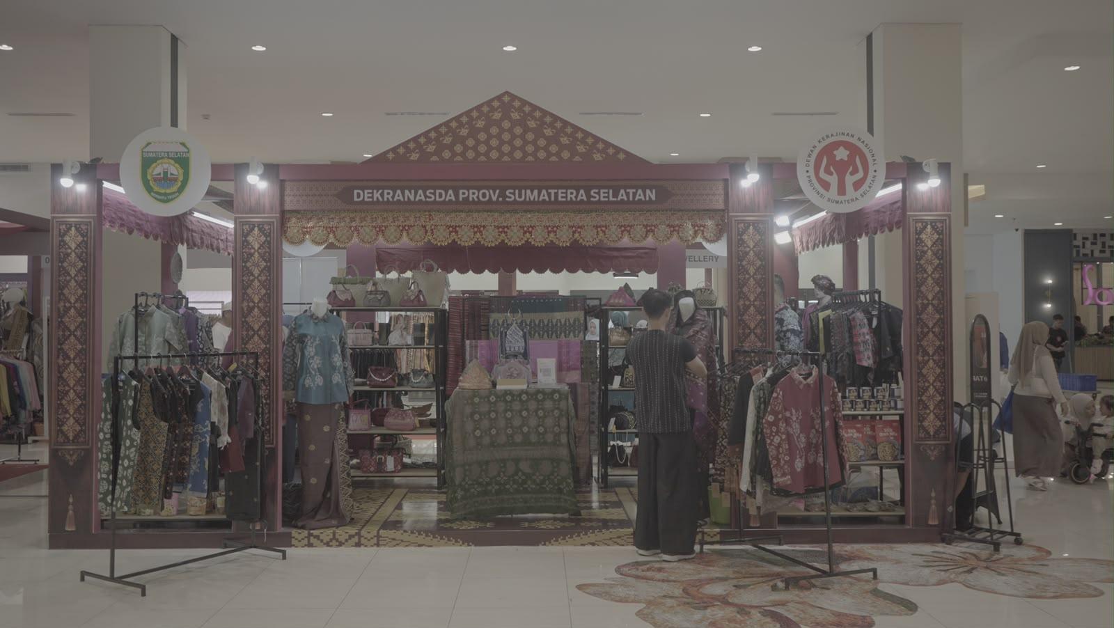 Songket Benang Jantung Jadi Andalan Dekranasda Sumsel di HUT Dekranas di TSM Makassar - Tribun-timur.com