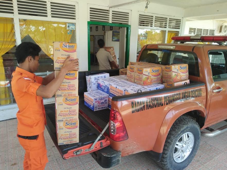 BPBD Bone Salurkan Ratusan Dos Air Mineral dan Mie Instan ke Korban Banjir