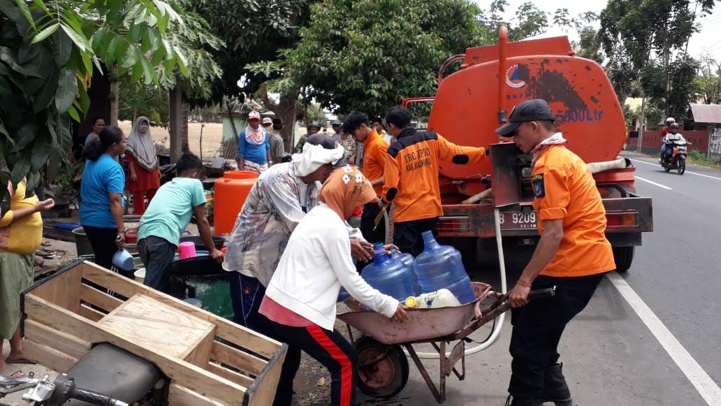 bpbd-bulukumba-menyerahkan-bantuan-air-bersih-di-desa-palambarae_20180925_190417.jpg