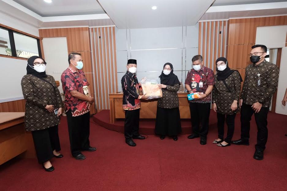 bpjs-ketenagakerjaan-cabang-gowa-menyerahkan-bantuan-penanganan-covid-19.jpg