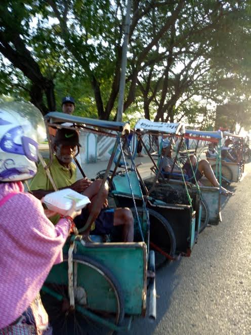 BPKK PKS Selayar Bagi 100 Kotak Makanan ke Tukang Becak