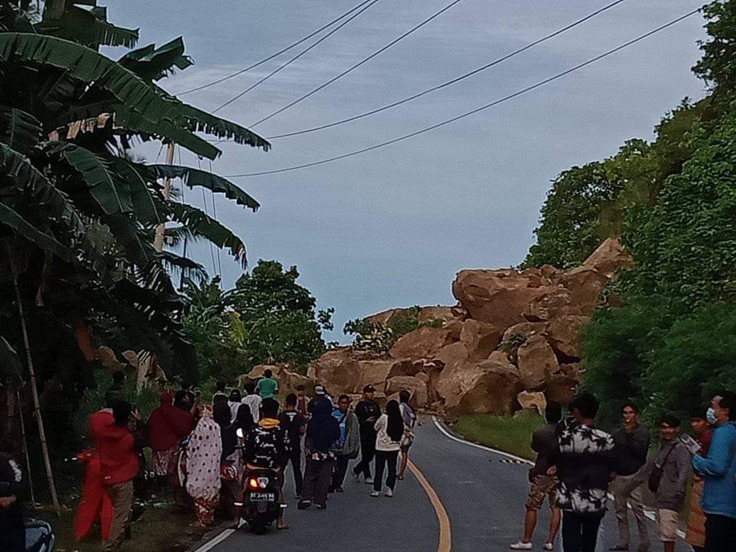 breaking-news-jalur-majene-mamuju-sulbar-terputus-akibat-longsor-di-dusun-belalan-subuh-tadi.jpg
