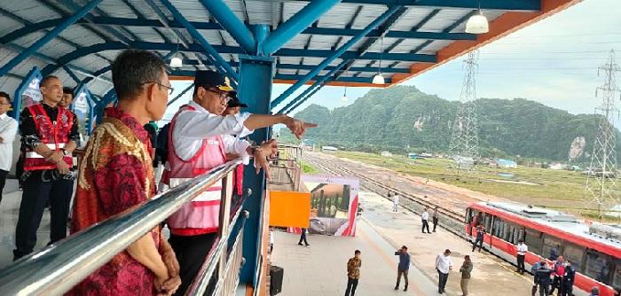 budi-Karya-Sumadi-memantau-kesiapan-jalur-kereta-api-Makassar-Parepare-v.jpg