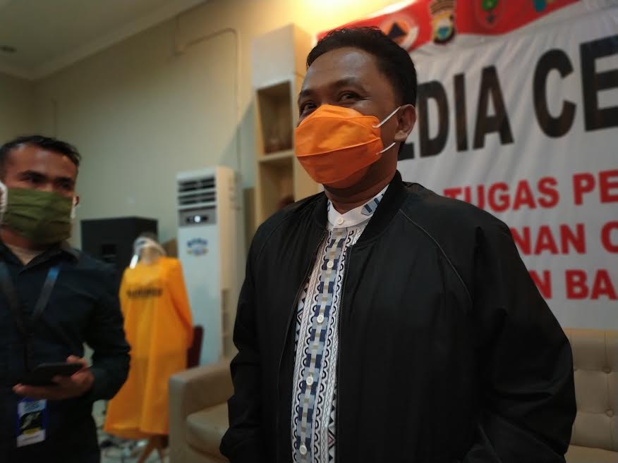 bupati-bantaeng-ilham-azikin-saat-memberikan-keterangan-kepada-awak-media-rabu-652020.jpg