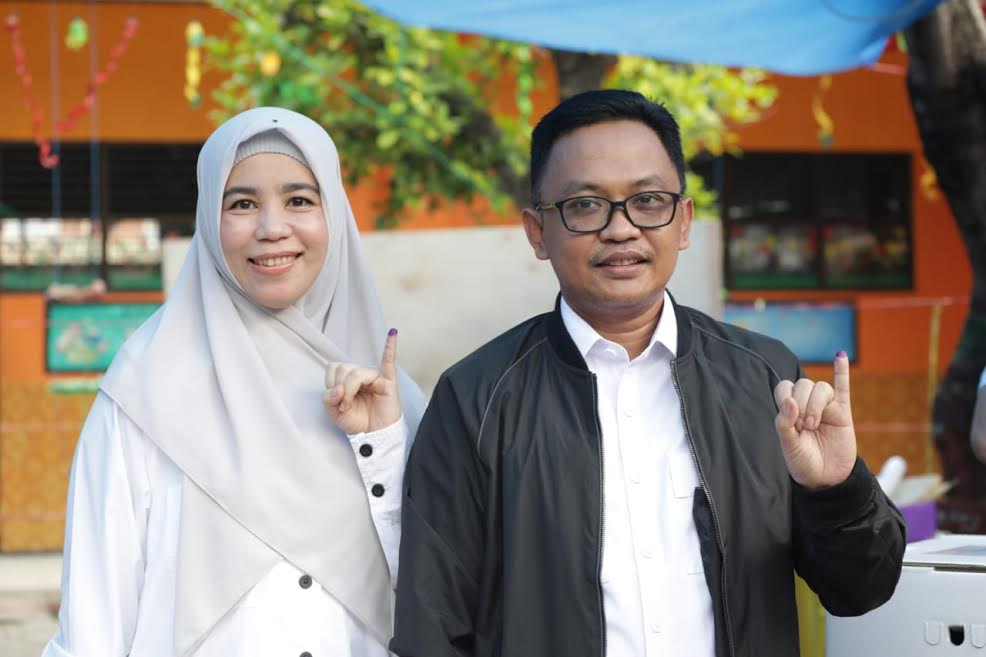 Nyoblos di TPS 03 Borong Kalukua, Bupati Bantaeng Kompak Pakai Baju Putih