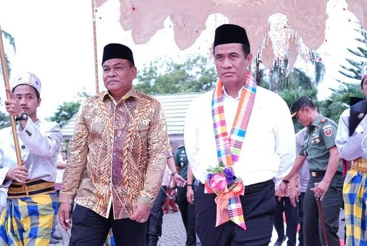 bupati-bone-andi-fahsar-mahdin-padjalangi-bersama-mantan-menteri-pertanian-andi-amran-sulaiman.jpg