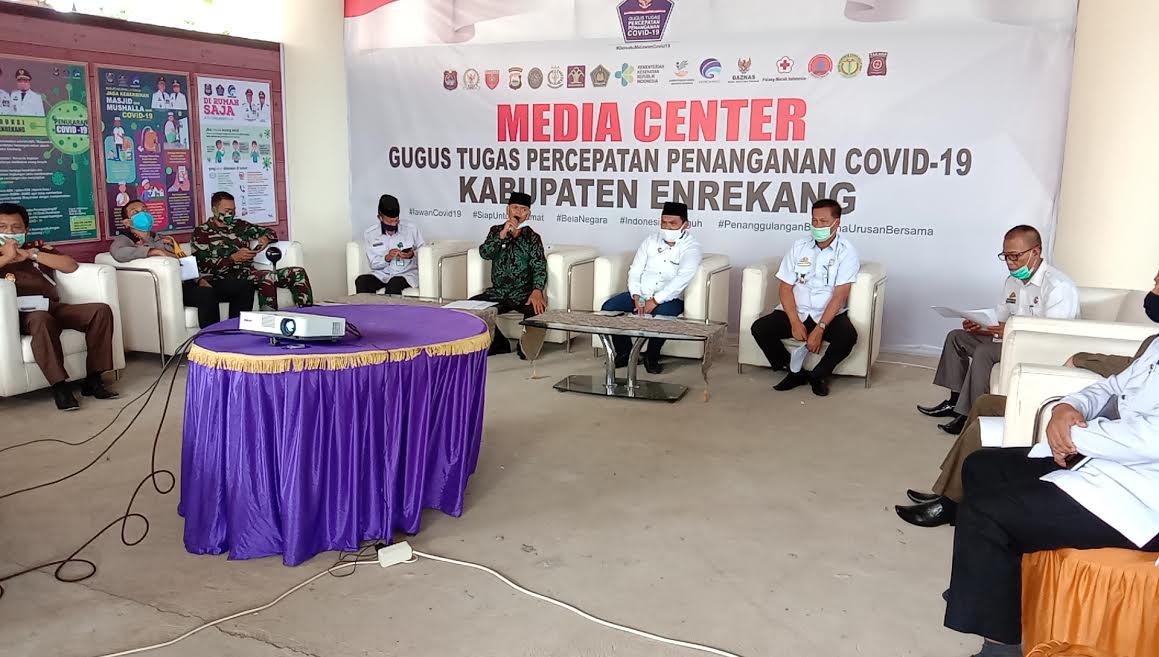 bupati-enrekang-muslimin-bando-dalam-video-conference-dengan-jajaran-2052020.jpg