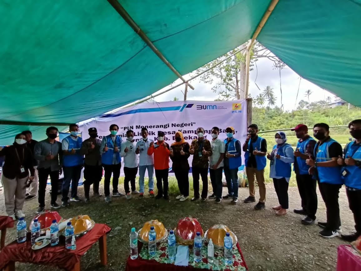 bupati-enrekang-muslimin-bando-meresmikan-berfungsinya-jaringan-listrik-di-kampung-baru.jpg
