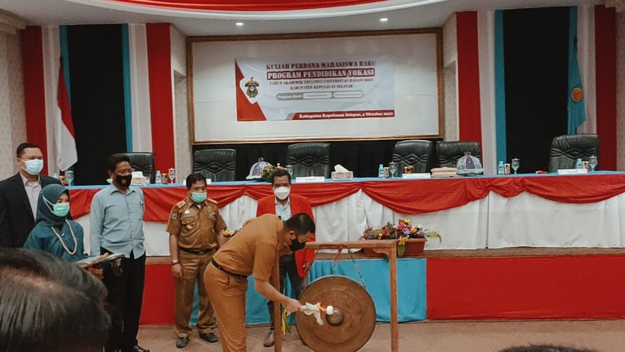 bupati-kabupaten-selayar-basli-ali-membuka-secara-resmi-kuliah-perdana.jpg