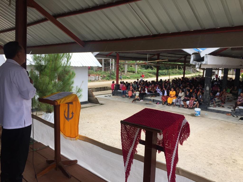 bupati-kalatiku-paembonan-menghadiri-natal-perdana-di-pasar-barereng.jpg