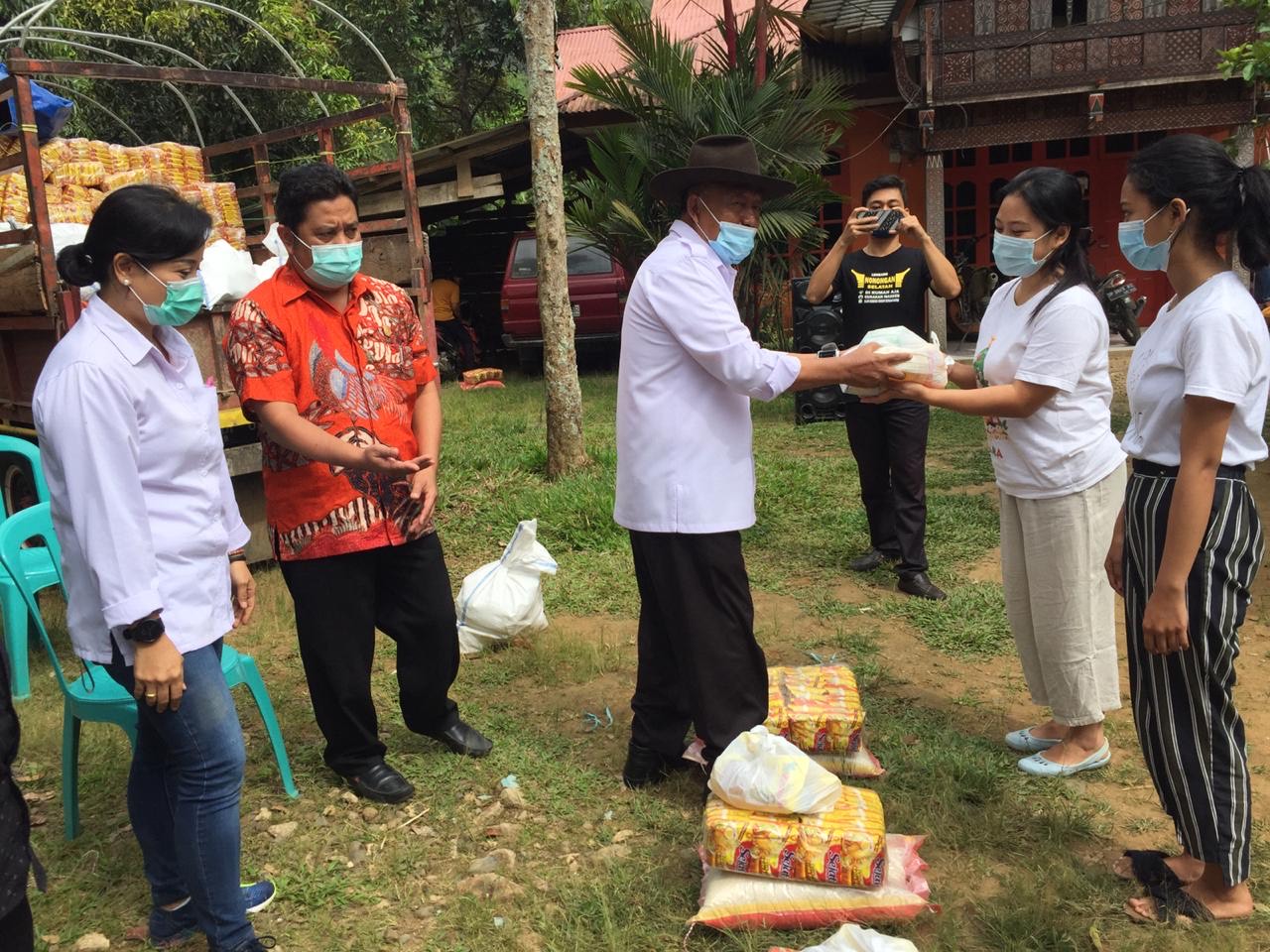 bupati-kalatiku-paembonan-menyalurkan-bantuan-dampak-covid-19-di-nonongan-selatan.jpg