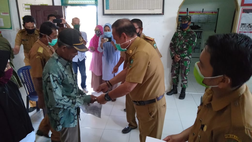 bupati-luwu-basmin-mattayang-menyerahkan-blt-dd-ke-warga.jpg