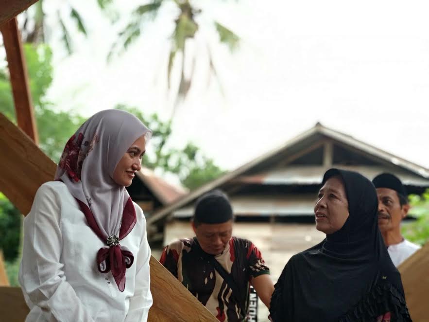 bupati-luwu-utara-indah-putri-indriani-bercengkrama-dengan-warga-desa-kanandede_20180603_192744.jpg