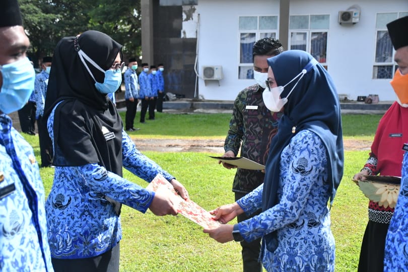 bupati-luwu-utara-indah-putri-indriani-kanan-menyerahkan-sk-kepada-cpns.jpg
