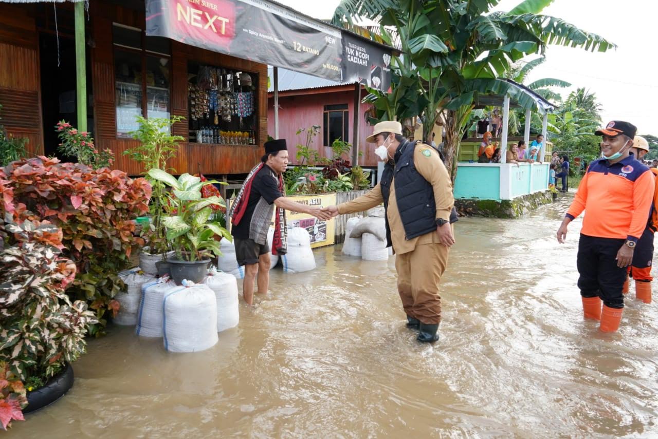 bupati-maros-chaidir-syam-saat-mengunjungi-lokasi-banjir-di-kecamatan-maros-baru.jpg