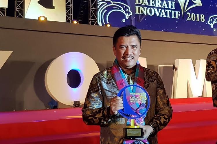 bupati-maros-hatta-rahman-mendapat-penghargaan-kepala-daerah-inovatif-kdi-2018_20180831_205701.jpg