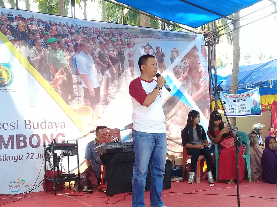 bupati-selayar-muh-basli-ali-menghadiri-prosesi-budaya-anjalaombong-di-pantai-sangkulu-kulu_20180722_141719.jpg