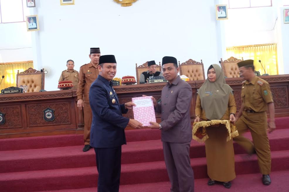bupati-takalar-h-syamsari-s-pt-mm-menyerahkan-laporan-pertanggung-jawaban-apbd.jpg