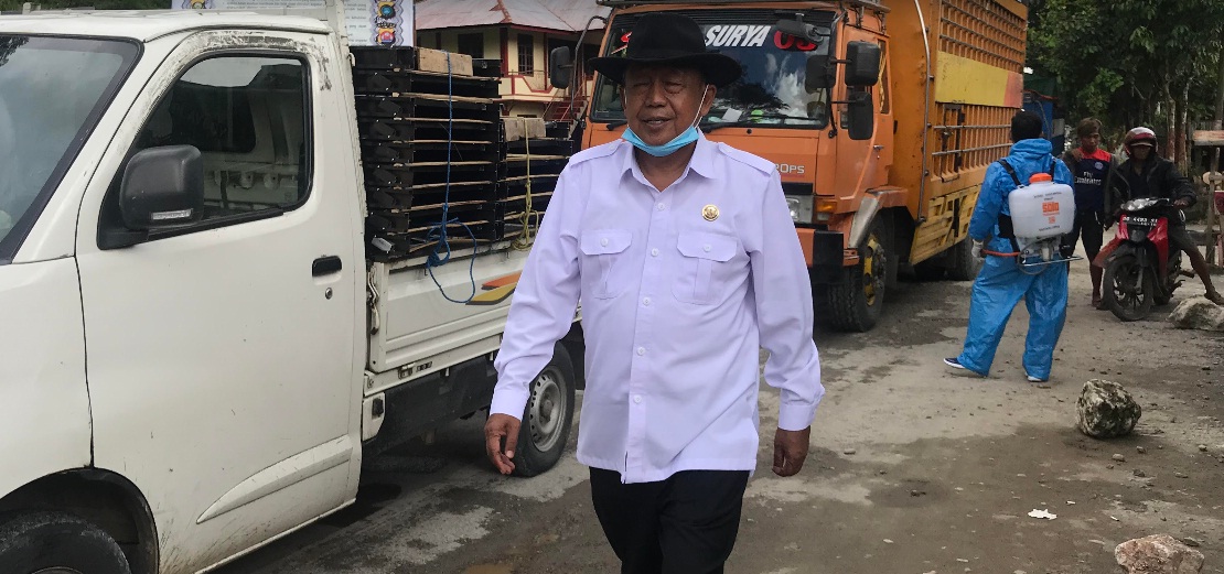 bupati-toraja-utara-kalatiku-paembonan-saat-meninjau-tim-satgas-covid-19.jpg