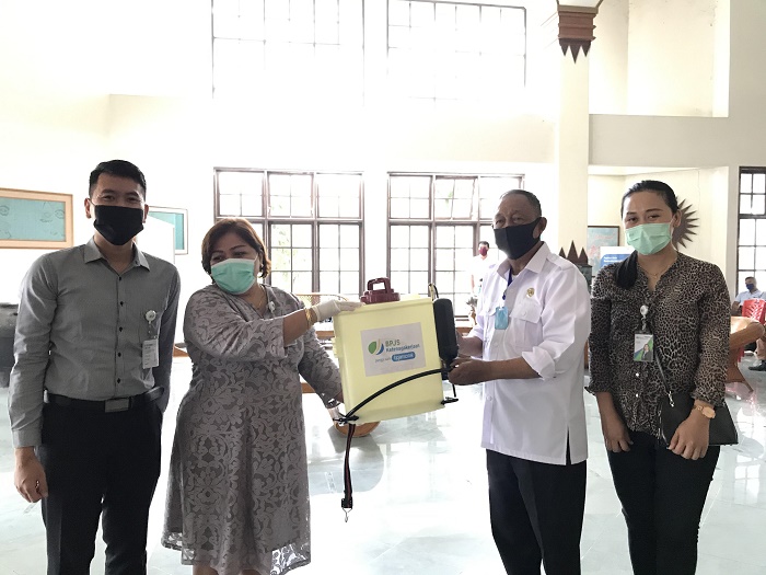 BPJamsostek Tana Toraja Serahkan Bantuan Alat Semprot Disinfektan ke Satgas Covid-19