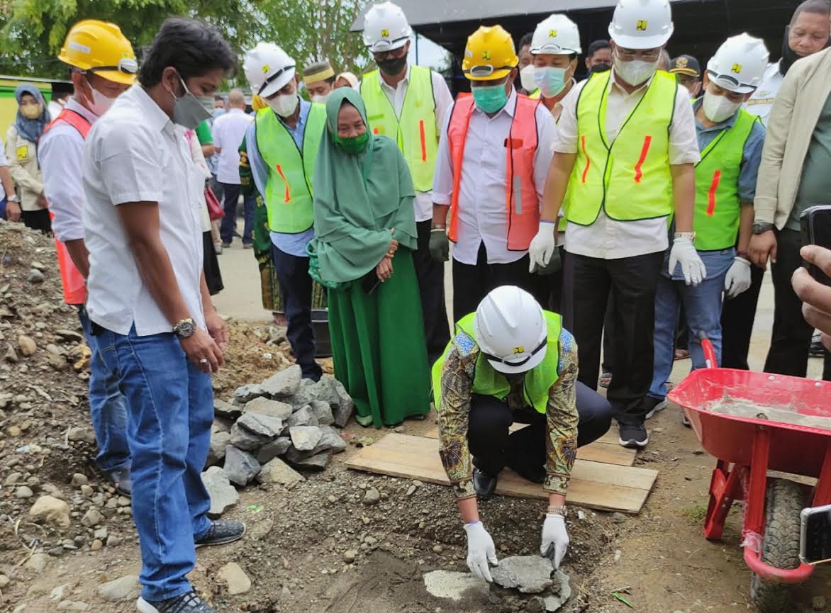 bupati-wajo-amran-mahmud-meletakkan-batu-pertama-program-kotaku.jpg