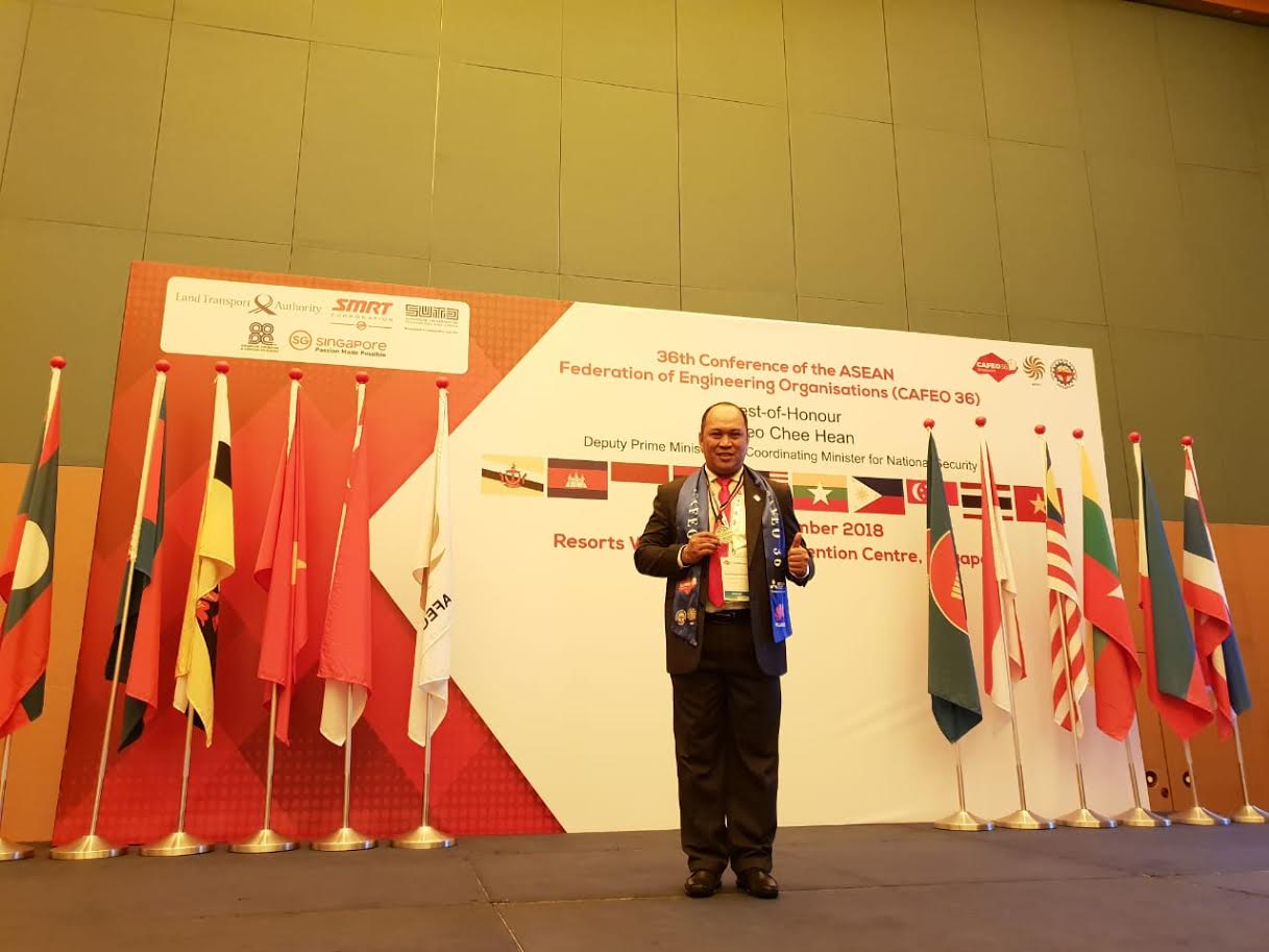 Bupati Konawe Utara Alumni 92 FTI UMI Terima Sertifikasi Internasional ASEAN