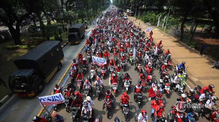 buruh-yang-tergabung-dalam-ksbsi-demo.jpg