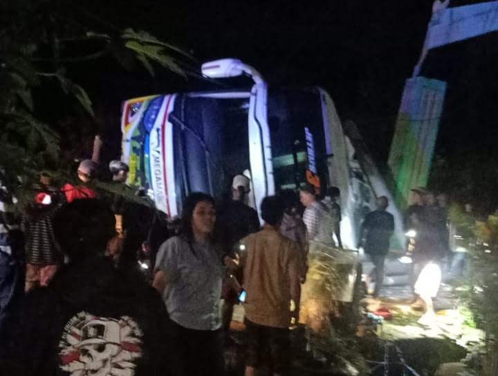 bus-mega-mas-terbalik-di-kecamatan-wasuponda-luwu-timur.jpg