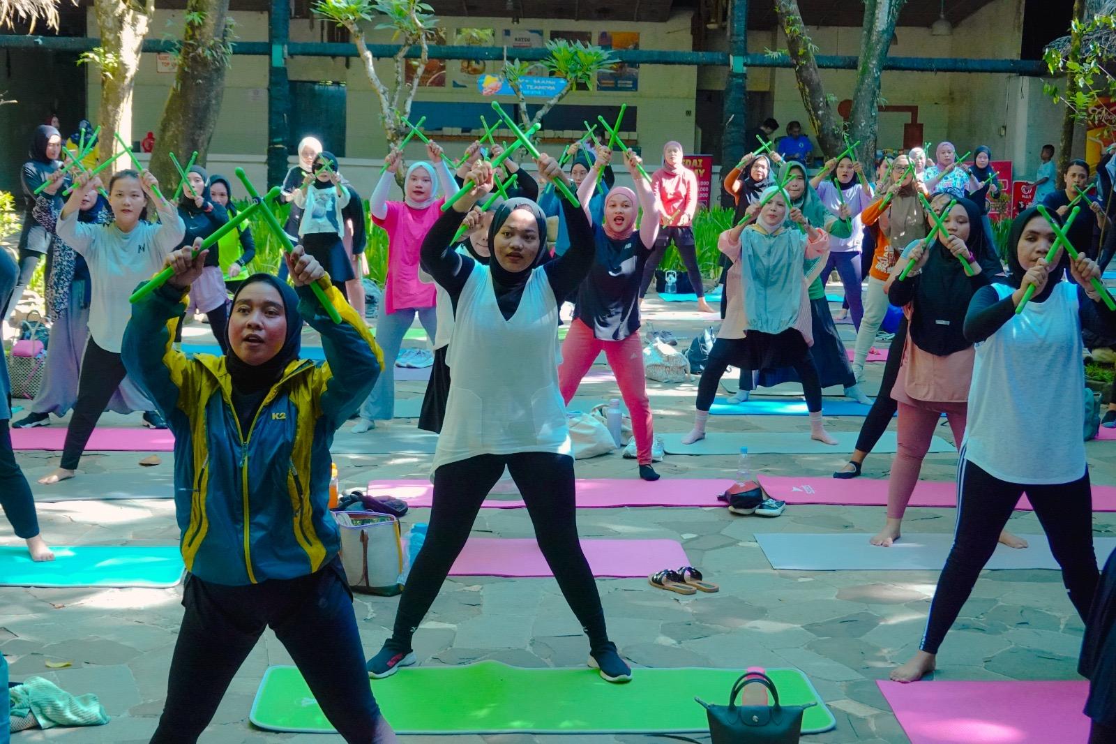 Ratusan Pengunjung Bugis Waterpark Ikuti Poundfit, Peserta Ada dari Jakarta