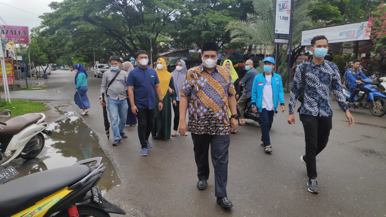 calon-bupati-chaidir-syam-saat-menuju-tps-bersama-timnya.jpg