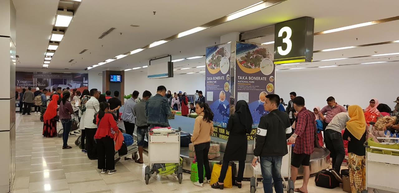 calon-penumpang-pesawat-di-bandara-sultan-hasanuddin-mengantre-untuk-mengikuti-pemeriksaan_20180614_102055.jpg