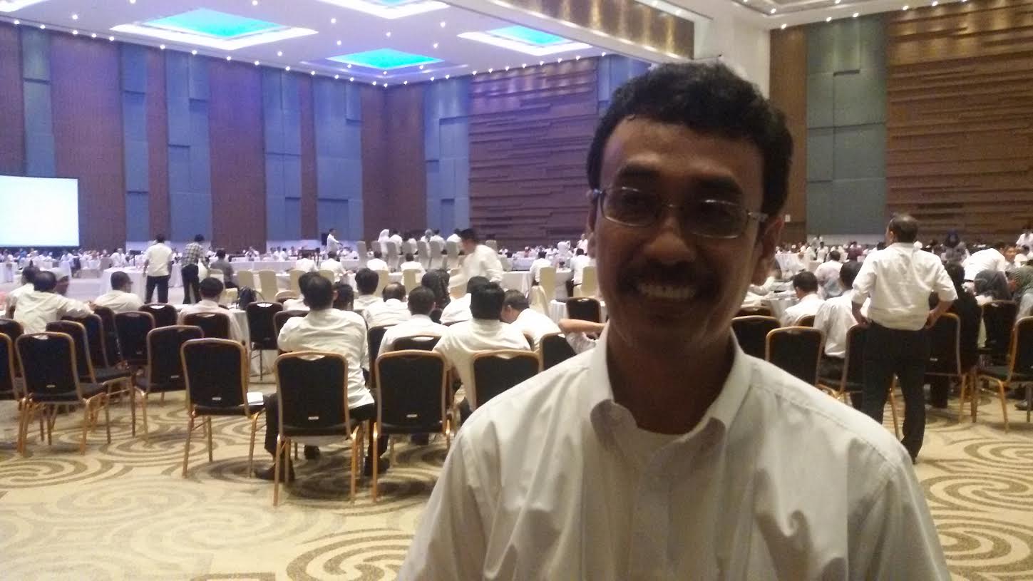 Camat Biringkanaya Bagi-bagi Makanan Siap Saji untuk Korban Kebakaran Bulorokeng