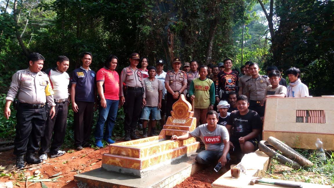 Peduli Kasih, Polsek Walenrang Renovasi Makam Aktivis Pejuang Luwu Tengah