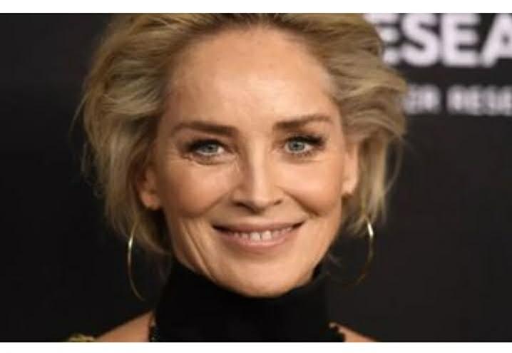 Porno sexy oyoq barmoqlari Yalangoch Nike Rivelli fon rasmi