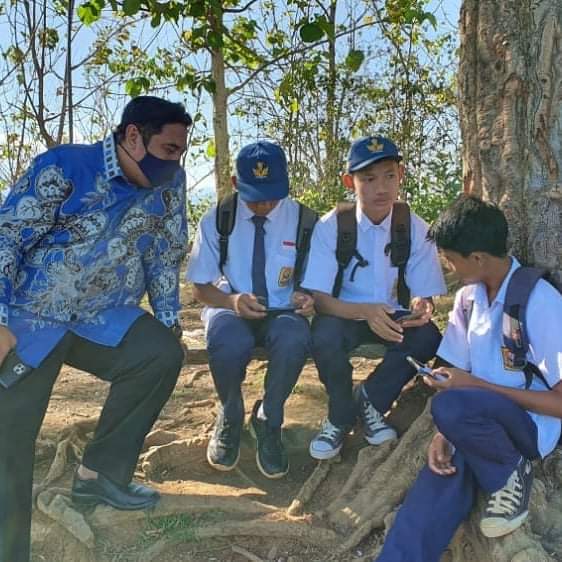 chaidir-berhenti-di-tengah-perjalanan-saat-melihat-tiga-siswa-smp.jpg