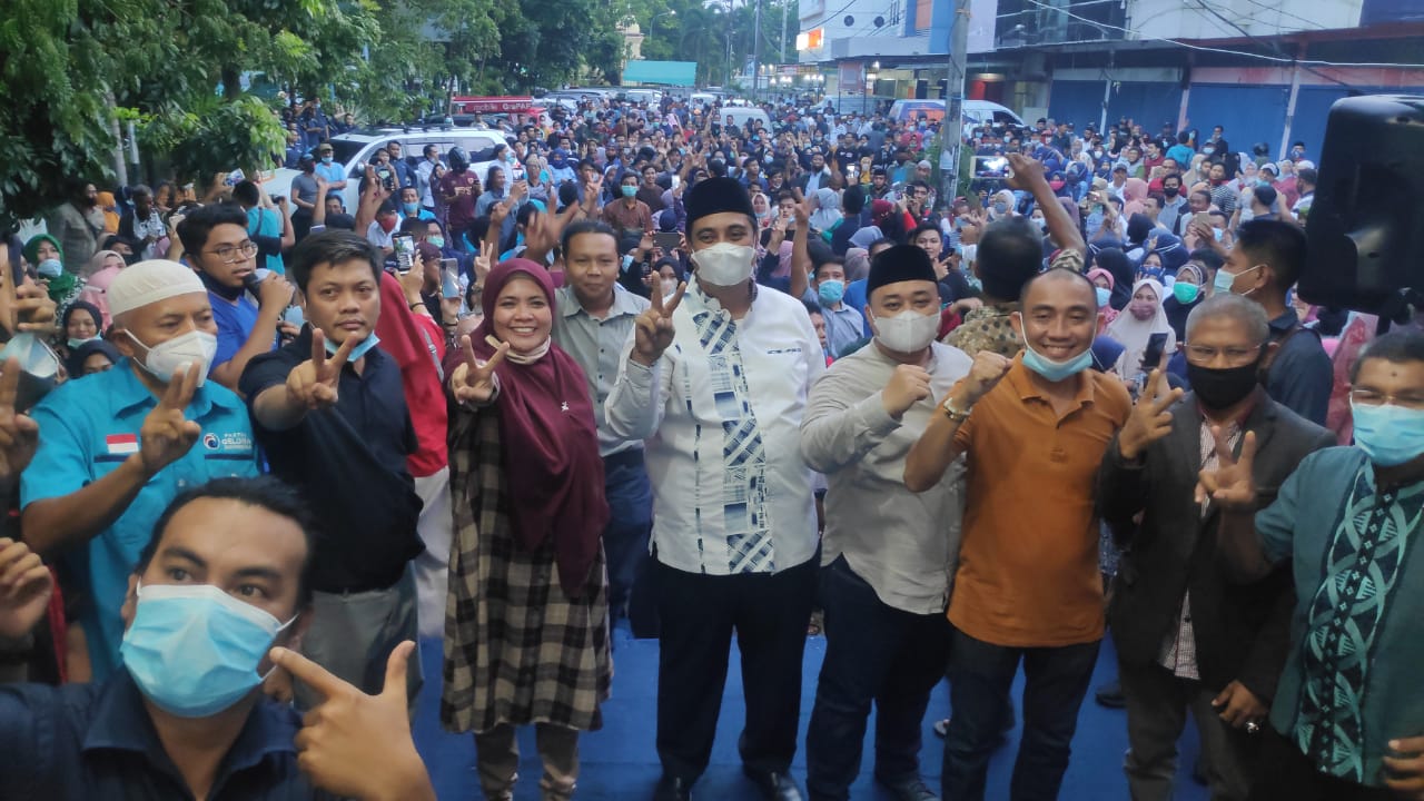 chaidir-syam-dan-suhartina-bohari-saat-melakukan-deklarasi-kemenangan-rabu-9122020.jpg