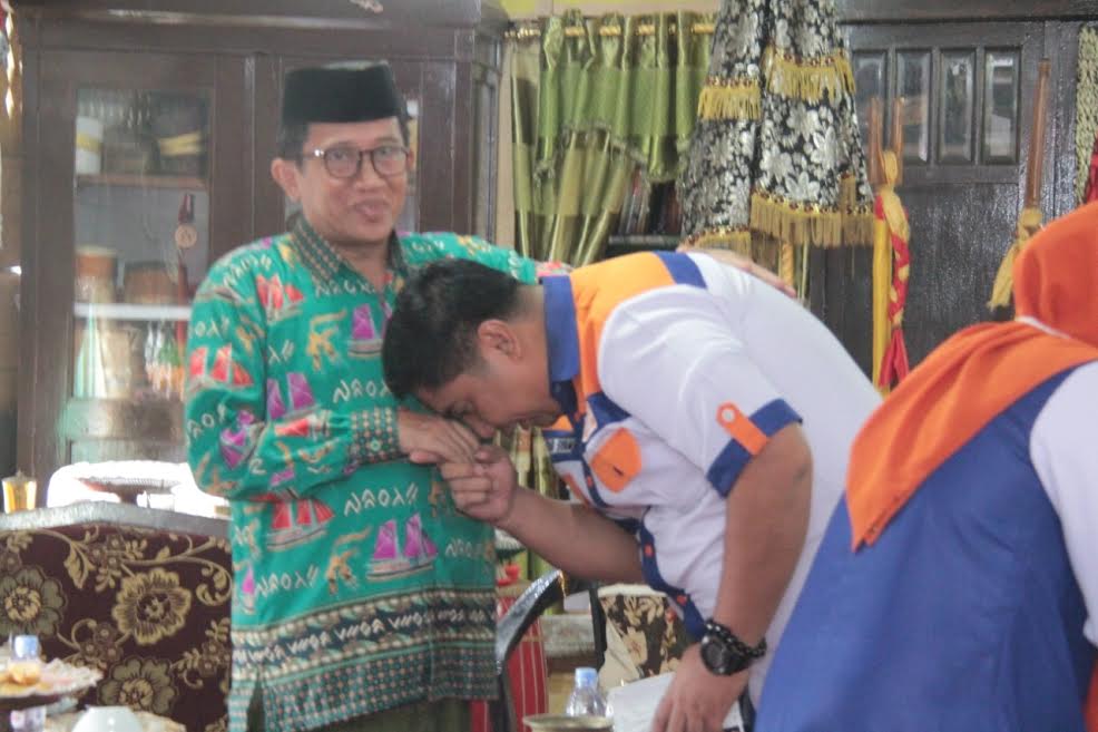 chaidir-syam-dan-suhartina-bohari-saat-mengunjungi-pemangku-adat-kerajaan-marusu.jpg