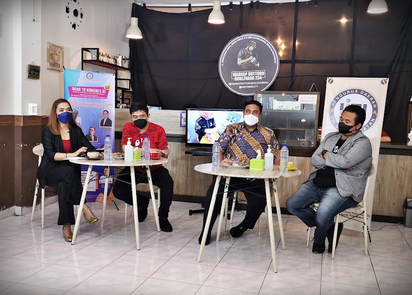 FOTO: Chaidir Syam Jadi Pembicara Talkshow IJTI Sulsel - chaidir-syam-menjadi-pembicara-talkshow-yang-diselenggarakan-ikatan-jurnalis-televisi-indonesia-2.jpg