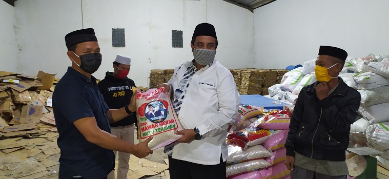 chaidir-syam-saat-membagikan-paket-beras-di-kecamatan-bantimurung-sabtu-2542020.jpg